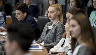 Mladi parlamentarci razpravljali o pasteh mladostništva