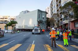 Nor podvig: hišo naložili na tovornjak in preselili nekaj ulic stran #video