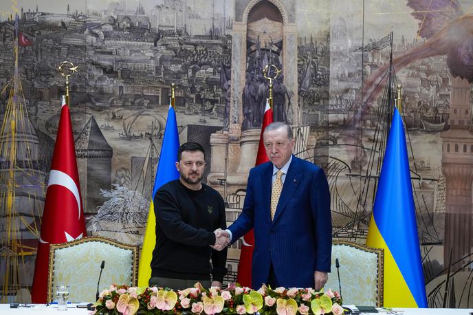 Erdogan, Zelenski | Predsednika Turčije in Ukrajine sta poleg načrtov za konec vojne na dnevnem redu imela tudi pogovore o krepitvi svetovne prehranske varnosti, dvostranskega sodelovanja v obrambni industriji in prizadevanj za izpustitev ukrajinskih vojnih ujetnikov, ki jih zadržuje Moskva. | Foto Guliverimage