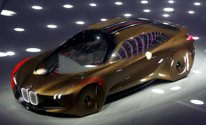 BMW je svojo študijo futurističnega avtomobila prihodnosti, ki bo imel ničelni ogljični izpust in bo znal samostojno voziti, predstavil ob proslavitvi stoletnice podjetja. Študija vision next 100 je dolga 4,9 metra in visoka 1,37 metra, torej malenkost krajša in nižja od zdajšnjega BMW serije 5. | Foto: Reuters