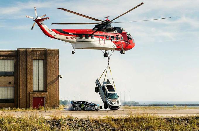 Fordov poltovornjak, ki ga je dvignil helikopter. Ken Block je izkoristil priložnost in s fordom focusom RX drsel okrog njega. | Foto: Hoonigan
