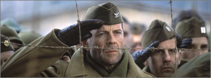 Ameriški polkovnik se med drugo svetovno vojno znajde v nemškem taborišču za vojne ujetnike in potrpežljivo čaka na pravi trenutek, da bo udaril po sovražniku. Ko v taborišču pride do umora, dobi priložnost, da izpelje svoj načrt. Glavne vloge v filmu so odigrali Bruce Willis, Colin Farrell in Terrence Howard. • V torek, 4. 5., ob 23.05 na Kanal A.* | Foto: 