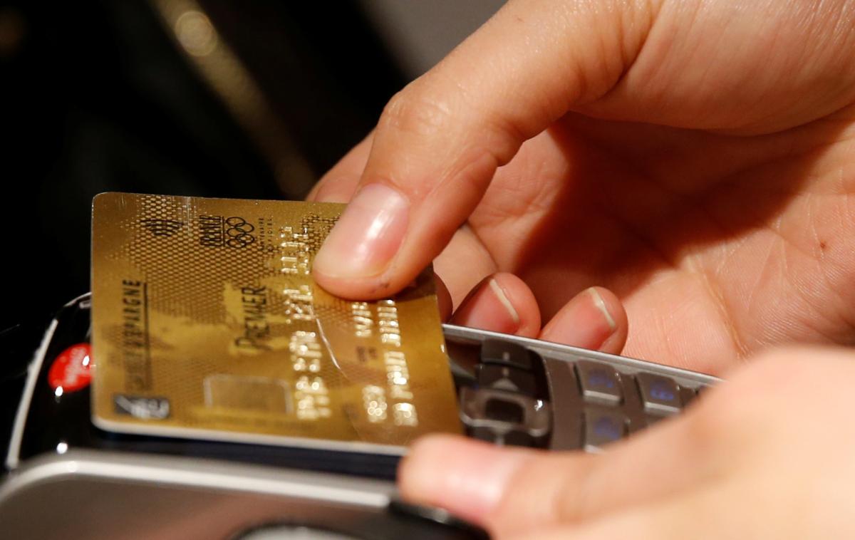Brezstična kartica, plačevanje | Izvedba plačila z brezstično bančno kartico. | Foto Reuters