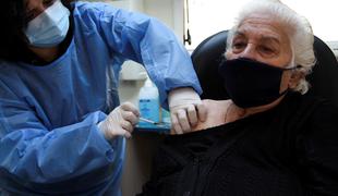 V Franciji dokončno sprejeli potrdilo o cepljenju, v Grčiji kazni za necepljene