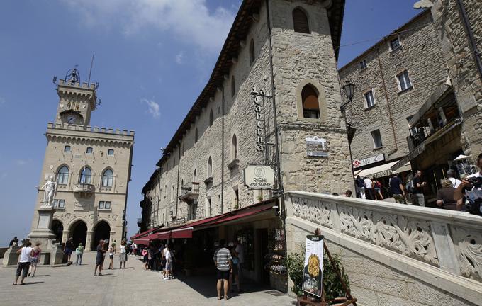 Če vas pot zanese v San Marino (na fotografiji) ali Andoro, nikar ne pozabite, da ti dve državi nista v Evropski uniji in nista v območju evrotarife. Podatkovni prenos v omrežju teh držav vas bo že pri majhnih količinah podatkov neusmiljeno udaril po žepu.  | Foto: Reuters