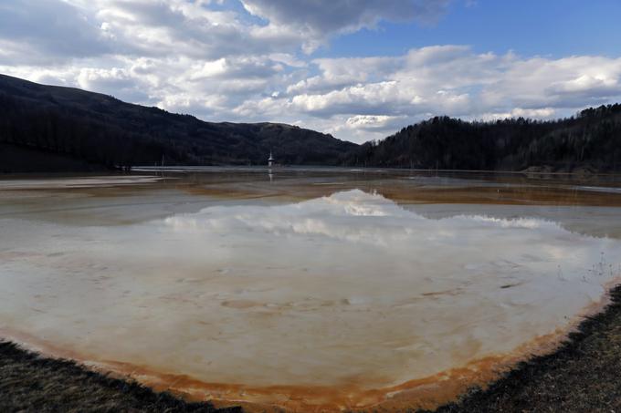 Jezero, ki je požrlo reko, že s svojo barvo opozarja, da se v njem ne bi bilo pametno kopati.  | Foto: Reuters