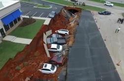 Velikanska luknja pogoltnila najmanj 12 avtomobilov (video)