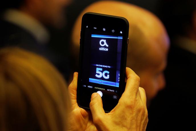 5G, pametni telefon | Letos med drugim prihajajo prvi pametni telefoni s podporo mobilnim omrežjem pete generacije 5G. | Foto Reuters