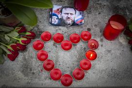 Aleksej Navalni, cvetje in sveče pred veleposlaništvom Nemčije.