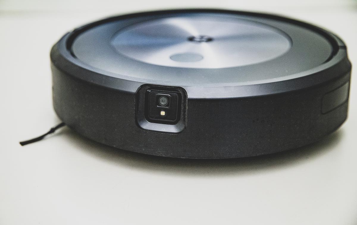 Roomba j7 | Pametni sesalniki Roomba družbe iRobot bi lahko kmalu prešli v last Amazoma. Ali bi nas to moralo skrbeti? | Foto Ana Kovač