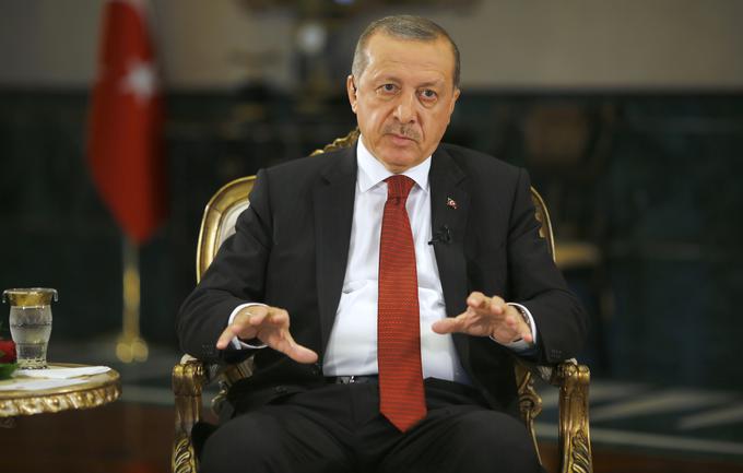 EU od spodletelega državnega udara julija lani opozarja na sporne poteze turškega predsednika Recepa Tayyipa Erdogana, ki so po mnenju Unije v nasprotju s temeljnimi evropskimi vrednotami.  | Foto: Reuters