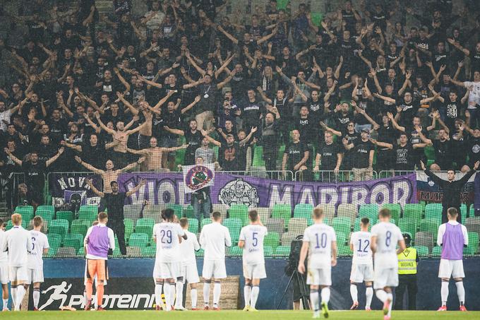 Navijači so po koncu dvoboja izrazili veliko podporo nogometašem Maribora. Verjamejo, da je trener Simon Rožman na pravi poti. | Foto: Grega Valančič/Sportida