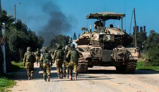 Izrael izvaja racije in nadaljuje obstreljevanje Gaze