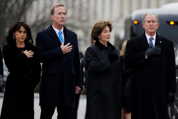 Od leve proti desni: Sharon Bush, Neil Bush, Laura Bush in George W. Bush.  | Foto: Reuters