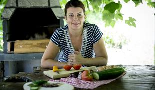 Kmetija ob Kolpi stavi na domačnost in belokranjske kulinarične dobrote #video