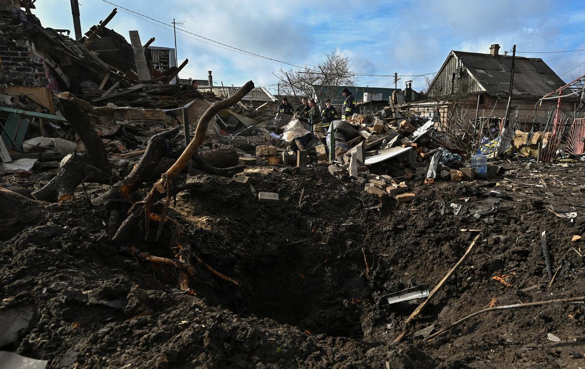 Zaporožje, Ukrajina | Po podatkih ukrajinske regionalne uprave je bilo v napadu ranjenih 19 ljudi, najmanj 13 so jih morali odpeljati v bolnišnico. | Foto Reuters