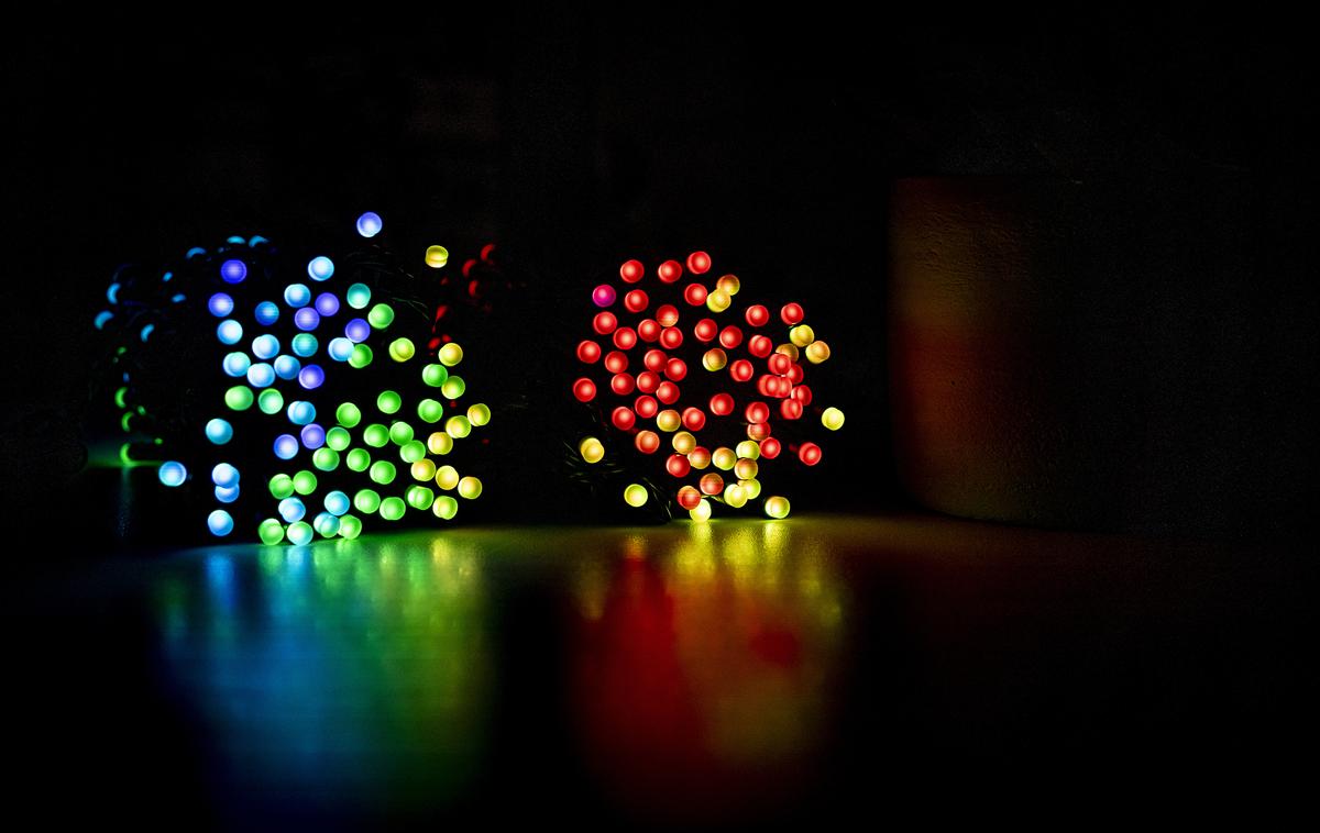 Nanoleaf Smart Holiday String Lights | Vsaka od 250 lučk podpira več kot 16 milijonov barv in različne odtenke bele svetlobe. | Foto Ana Kovač