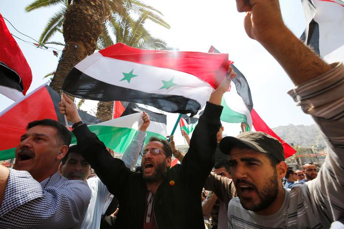 Palestinski protesti proti zavezniškim napadom v Siriji | Foto: Reuters