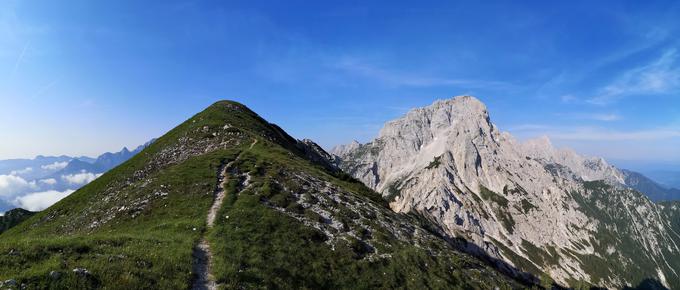 Zadnji del poti po grebenu do vrha Slemena. Na desni strani nas spremlja Kukova špica. | Foto: Matej Podgoršek