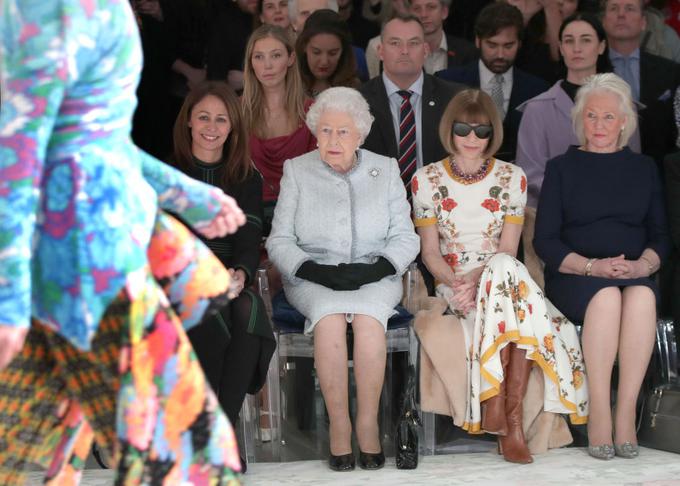 Kraljica na londonskem tednu mode v družbi urednice Voguea Anne Wintour in svoje šivilje, Angele Kelly (skrajno desno). | Foto: Getty Images