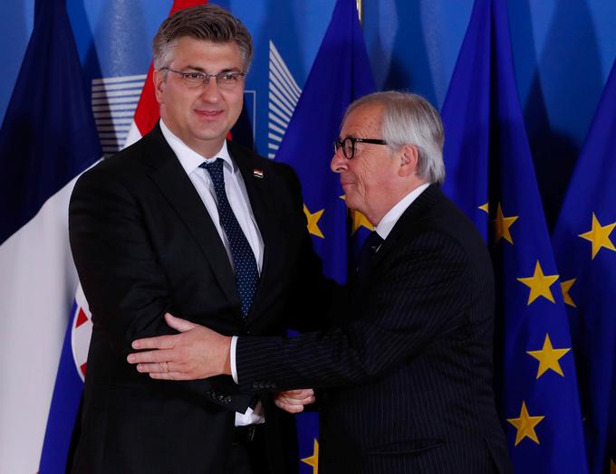 Petrič poudarja, da se evropske institucije po zadnjih razkritjih verjetno še vedno ne bodo hotele opredeljevati v sporu med dvema državama članicama EU. Na fotografiji hrvaški premier Andrej Plenković in predsednik Evropske komisije Jean-Claude Juncker. | Foto: Reuters