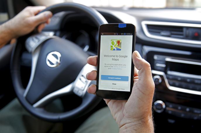 Google Maps | Z združevanjem njihovega glasovnega digitalnega pomočnika in njihovih digitalnih zemljevidov bo vožnja preprostejša in varnejša, ker za navigacijo pametnega telefona ne bo več treba vzeti v roke, pravijo pri Googlu. | Foto Reuters