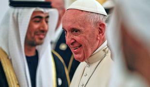 Papež Frančišek v Abu Dabiju doživel pompozen sprejem