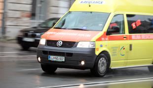 Otrok stekel na cesto, zaradi poškodb odpeljan v UKC Ljubljana