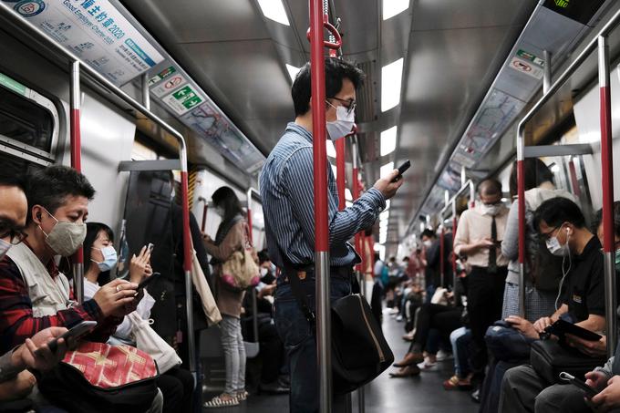Življenje v Hong Kongu se počasi vrača v običajne tirnice. A prebivalci strogo spoštujejo predpise. | Foto: Reuters