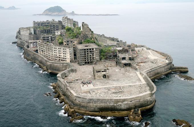 Gunkanjima v prevodu pomeni otok bojna ladja. Gre za zapuščeno betonsko oazo, ki je od obale Japonske oddaljena približno 15 kilometrov. Na otoku so včasih živeli delavci, ki so kopali premog v podzemnem rudniku. Leta 1959 je tam živelo več kot pet tisoč ljudi. Otok je spomin na temno zgodovino japonskega imperija pred in med drugo svetovno vojno (prisilno delo). | Foto: 