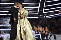 Drake Rihanni na odru izpovedal ljubezen
