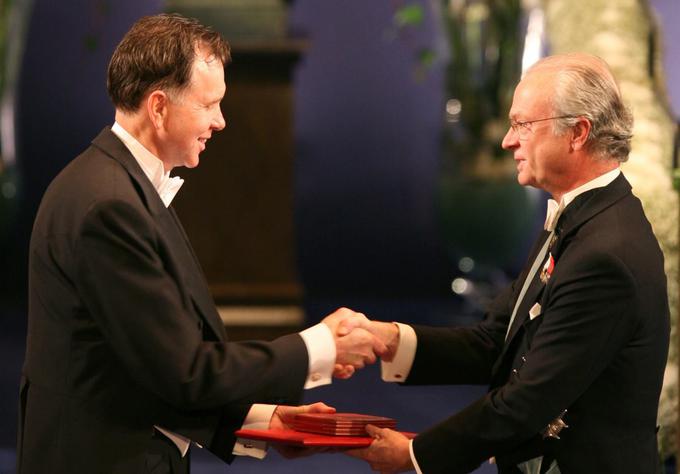 Barry Marshall (levo) je leta 2005 dobil Nobelovo nagrado za medicino. | Foto: Reuters