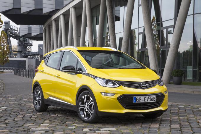 Opel ampera-e (evropska različica chevrolet bolta) ponuja praktičnost, prostornost in tudi dovolj velik (od 300 do 400 kilometrov) doseg za družinsko uporabo.  | Foto: Opel