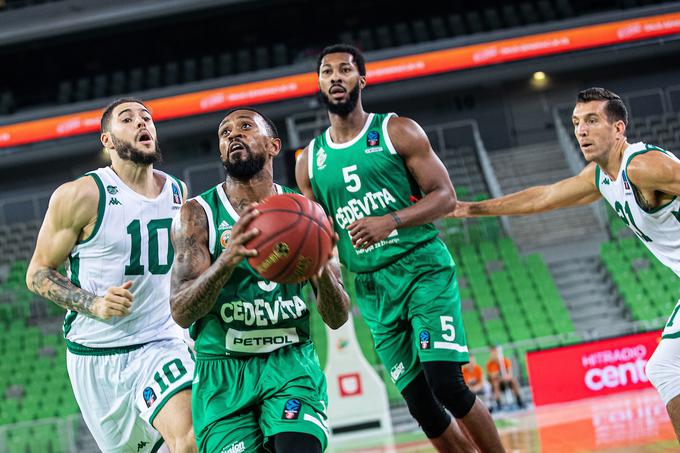 Igra košarkarjev v zeleno-beli opravi ni bila na ravni, da bi padli košarkarji Nanterra. | Foto: Grega Valančič/Sportida