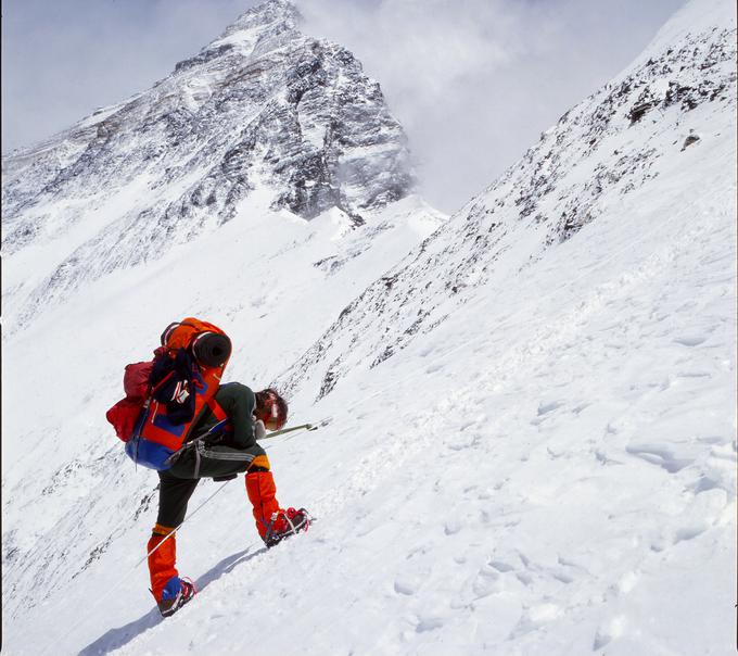 Jože Zupan pod vrhom Zahodne rame, v ozadju vršna piramida Everesta. | Foto: Stane Klemenc