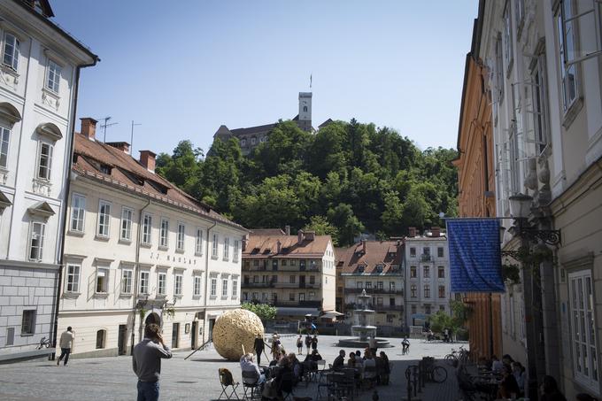 Mansardno stanovanje na obrežju Ljubljanice, v isti hiši je Cafe Romeo, je na prodaj za 159 tisočakov. | Foto: Bojan Puhek