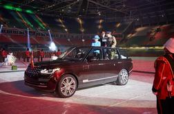 Britanska kraljica ima nov avtomobil: vojakom bo mahala iz hibridnega range roverja