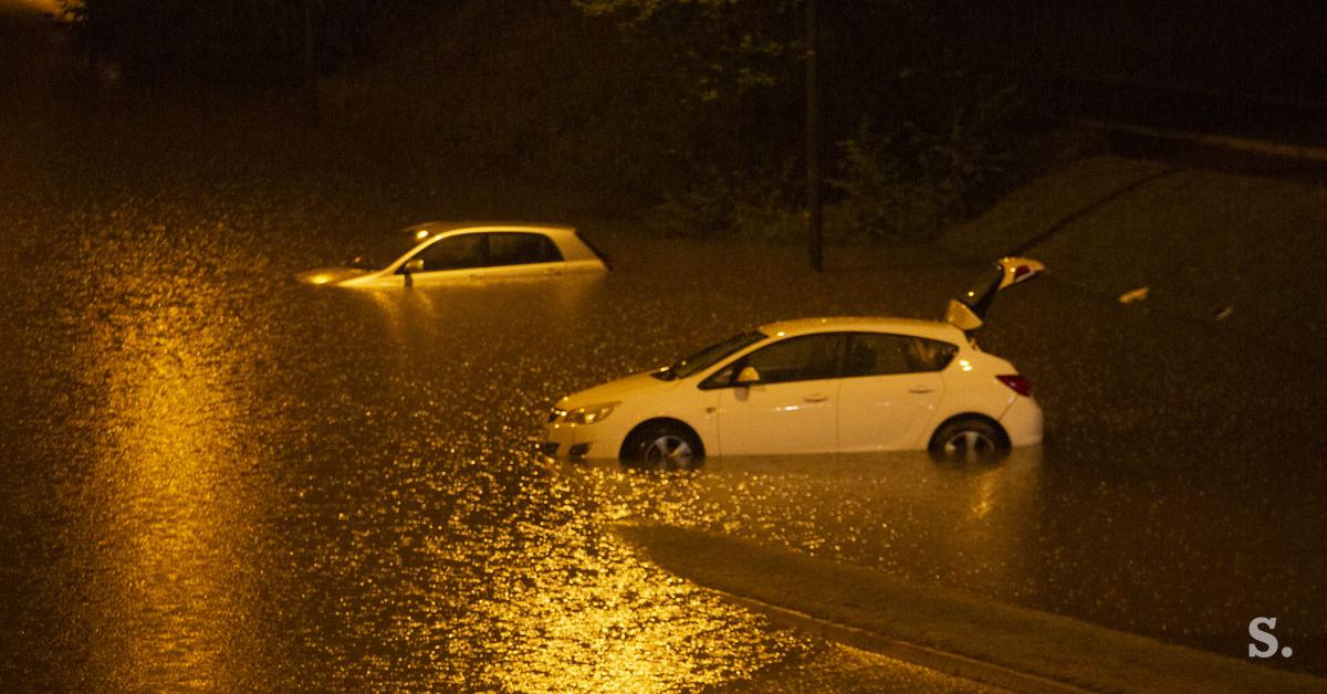 Dan Po Neurju V Ljubljani Poplavilo Ceste Podhode Kleti Foto Video