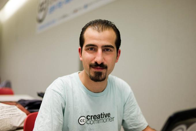 Bassel Khartabil z majico neprofitne računalniške organizacije Creative Commons, s pomočjo katere se je boril za bolj odprt in dostopen internet v Siriji.  | Foto: Facebook / Noura Ghazi