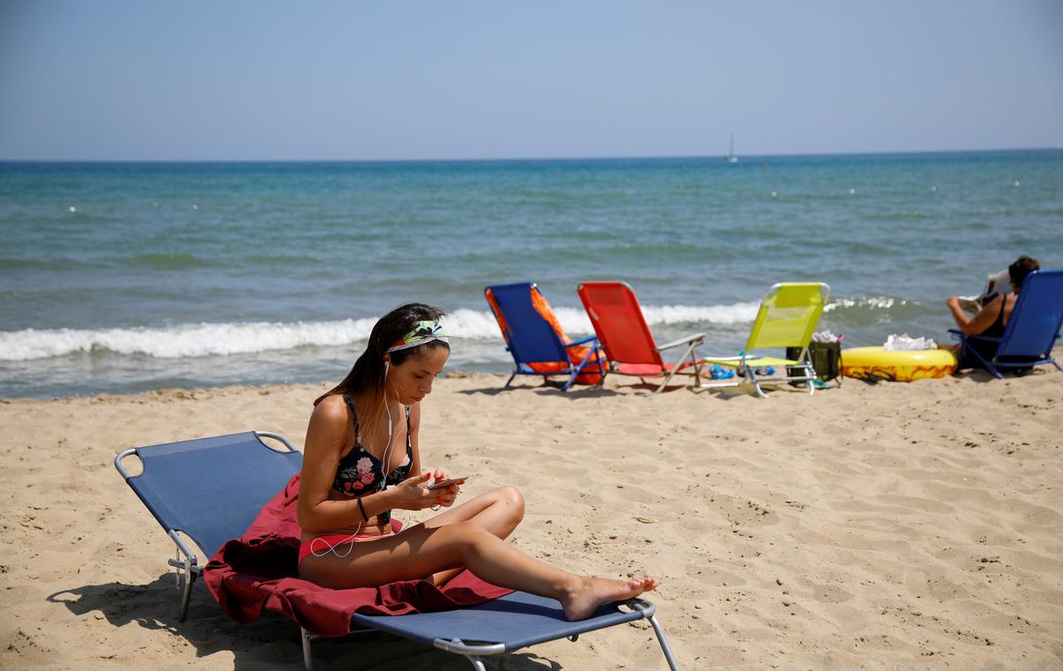 plaža, telefon | "Aplikacija ne ve, ali smo v Murski Soboti ali v Kopru ali kje drugje. V vsebinskem smislu so nazivi kot npr. sledilna aplikacija, sledenje stikom ipd. pravzaprav zavajajoči." | Foto Reuters