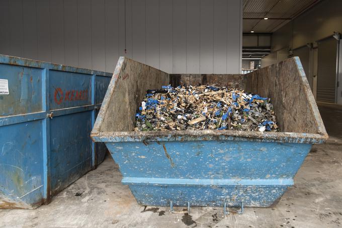 Podjetja in deponije imajo omejene skladiščne kapacitete za nevarne odpadke, zato je pomemben čim hitrejši odvoz v tujino. A ministrstvo za okolje praviloma potrebuje veliko časa za izdajo dovoljenj za izvoz. | Foto: STA ,