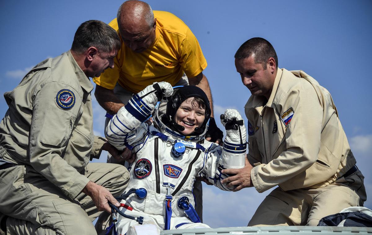 Anne McClain | Ameriška astronavtka Anne McClain se je z ISS po več kot 200 dneh vrnila konec junija. Sodelovati bi bila morala pri prvem vesoljskem sprehodu, ki bi ga izvedle samo ženske, vendar je načrt padel v vodo, saj na Mednarodni vesoljski postaji nimajo dovolj skafandrov primerne velikosti. McClainova je tedaj ostala na postaji, a je med svojim bivanjem na ISS vseeno opravila dva sprehoda po vesolju. | Foto Reuters