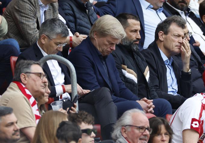 Prvi mož Bayerna Oliver Kahn in športni direktor Hasan Salihamidžić, ki so jima navijači že na zadnji tekmi proti Manchester Cityju namenili ostre kritike, na gostovanju v Mainzu nista skrivala nezadovoljstva in slabe volje. | Foto: Reuters
