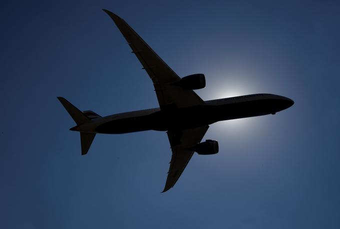 V mednarodnem letališkem združenju ACI pričakujejo, da bo mednarodni letalski promet v večini držav poleti dosegel od 50 do 60 odstotkov ravni pred pandemijo bolezni covid-19. | Foto: Reuters