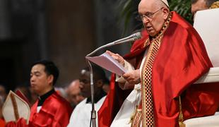 Papež na binkoštno nedeljo: Zdi se neverjetno, koliko zlobnega lahko človek naredi
