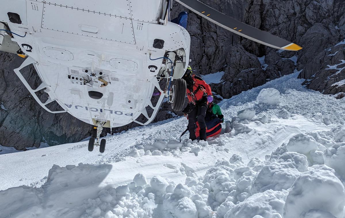 Nesreča v gorah, snežni plaz | Posadka letalske policijske enote je s helikopterjem locirala mesto, kjer je bil ponesrečeni zasut. | Foto PU Kranj