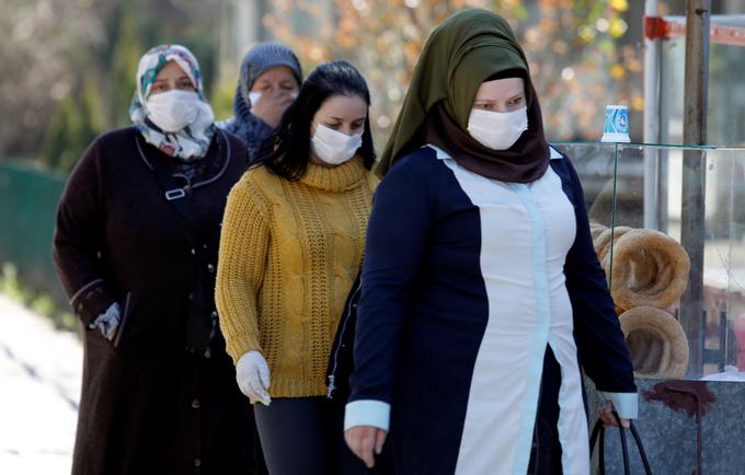 Prvi val pandemije v Evropi je konec zime in na začetku pomladi udaril zlasti po zahodnih državah, državam bolj na vzhodu in jugovzhodu stare celine je bilo najprej prizaneseno. A kmalu se je pokazalo, da te države niso čudežno odporne na virus, ampak so imele na začetku samo srečo. Junija letos so tako poskočile okužbe v Severni Makedoniji, zlasti med tamkajšnjimi Albanci. Število okužb je začelo naraščati tudi na sosednjem Kosovu, v Srbiji (zlasti v Sandžaku), Bosni in Hercegovini (BiH) in Črni gori. Virus se je iz Kosova razširil tudi na Hrvaško. Revni Balkan, ki je z migracijami delovne sile tesno povezan z gospodarsko razvitimi evropskimi državami, je tako poleti postal novo žarišče pandemije. | Foto: Reuters