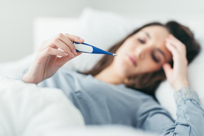 Med simptome okužbe s koronavirusom spadajo tudi utrujenost, slabo počutje in povišana telesna temperatura. | Foto: Getty Images