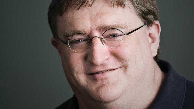 Gabe Newell, šef podjetja Valve, je imel zaradi pobega izvorne kode igre Half-Life 2 na splet velike težave. Ne le da se je Valve osramotil, ker je javnost izvedela, da je igra, katere razvoj je podjetje stal milijon dolarjev mesečno, še daleč od dokončanja, Newell tudi ni vedel, ali je izvorno kodo na splet spravil nekdo od njegovih sodelavcev ali je v njihove strežnike vdrl nekdo od zunaj. Zaupanje v podjetju je bilo načeto, zaposleni so ga spraševali, ali to ne pomeni le konca razvoja Half-Life 2, temveč celo konec Valva. | Foto: 