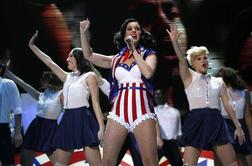 Katy Perry v simbolih in barvah ameriške zastave